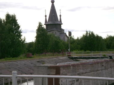 Церковь на берегу канала